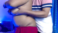 HotGirl21: Dívka roztahuje látku podprsenky a zapůsobí na chlapce svými prsy