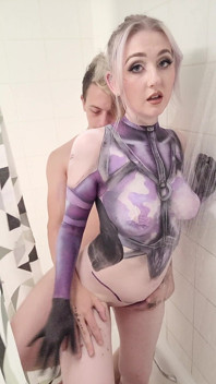 Nina Williams, remoção de tinta corporal e foda no chuveiro