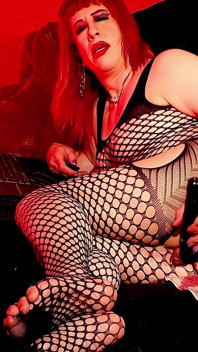 Tante bahenol ini lagi asik ngentot pantat bahenolnya pakai dildo ukuran 12