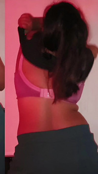 インドのNRの女の子はドバイのホテルで初めて楽しむ