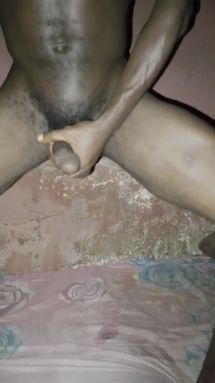 Masturbator emmy: Big Cock Pees and Fucks His Bed Conspicuously
