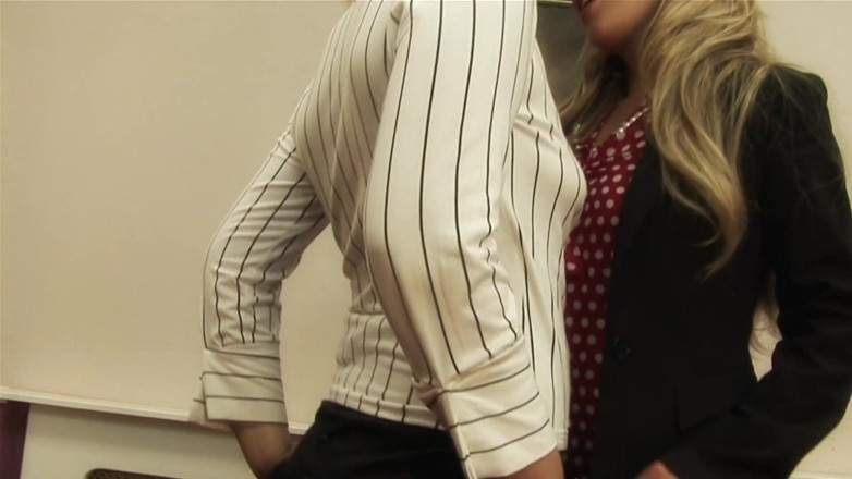 A Lesbian World: La segretaria arrapata cavalca lo strapon della bionda in un...