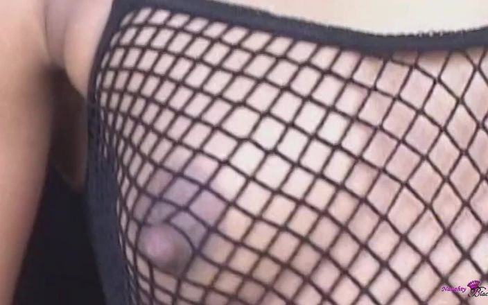 Naughty Black Girls: Une merveilleuse salope noire se fait pénétrer les trous par...
