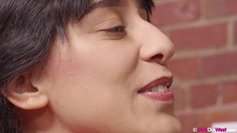 Girls Out West: Das geile behaarte küken Violet Russo bekommt ihren busch von...