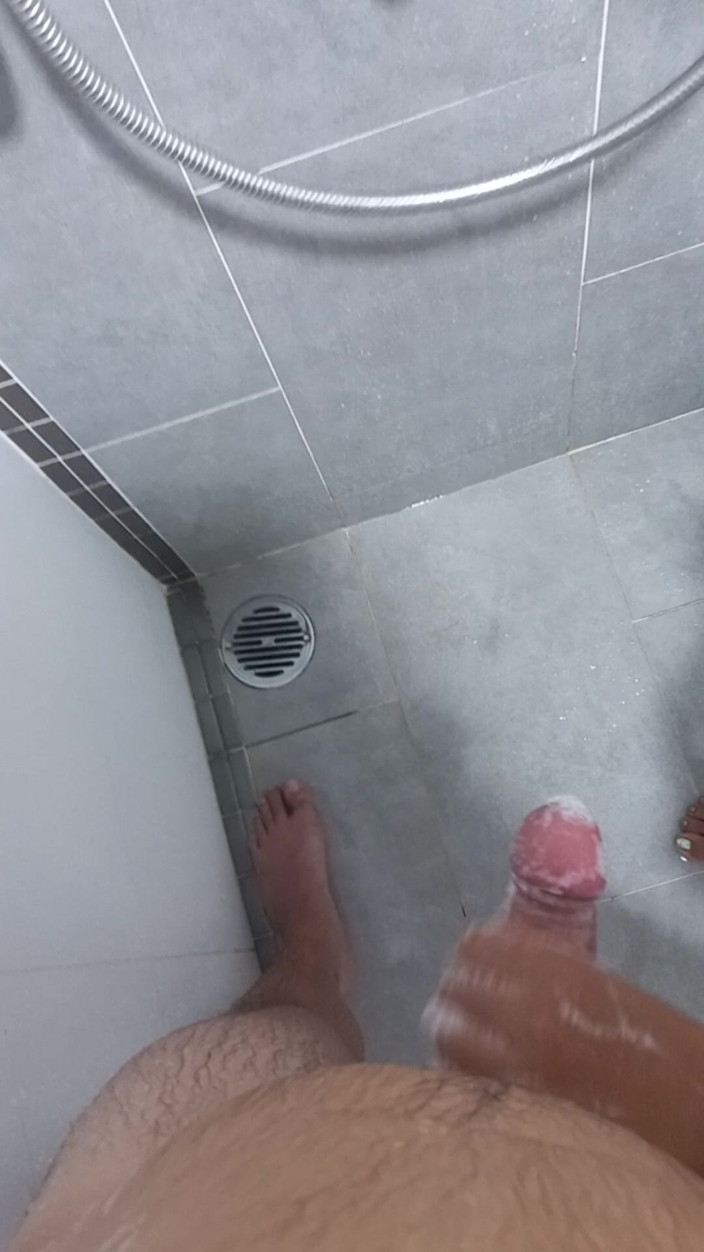 Handjob Passion: Şehvetli kırmızı tırnaklar sabunlu duşta mastürbasyon