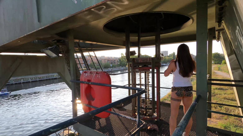 Creampie-Queens: Alexa - con đĩ ngoài trời bị ướt trong khoảnh khắc không khí...