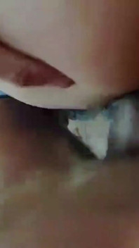 欲火中烧的荡妇妻子吮吸我的鸡巴并在镜头前被性交