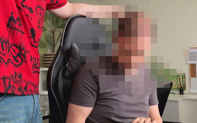 AntoGoesHunting: 这位异性恋、思想开放的技术人员变得好奇，并最终与迈克完全交往