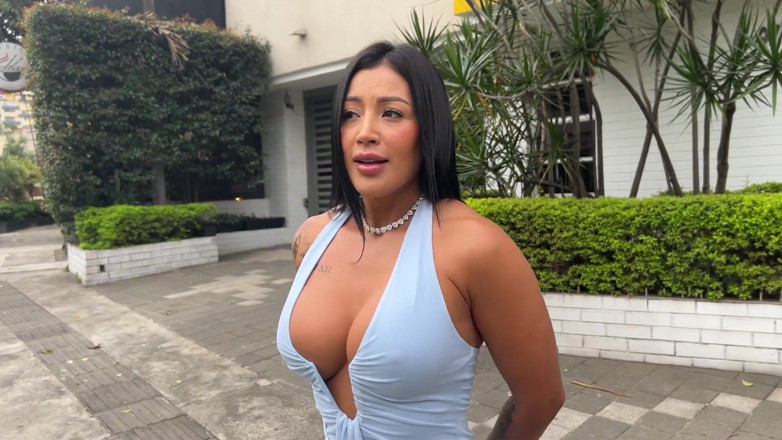Andres Acosta: La tettona latina mariana Martix va in sexy shop lingerie...