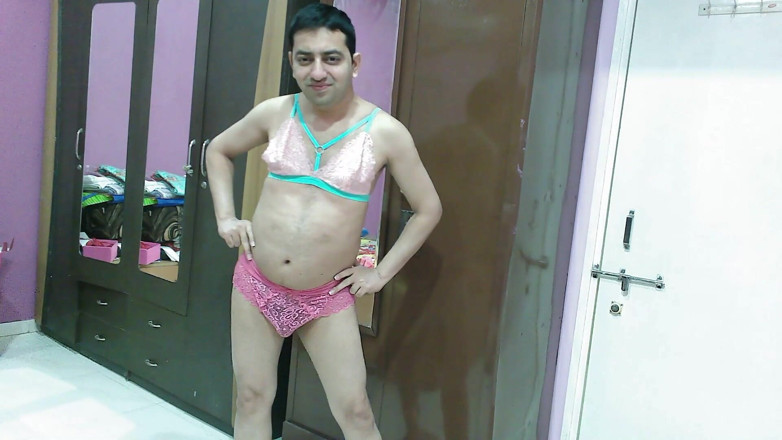 Cute & Nude Crossdresser: Tatlı kadın kılıklı travesti seksi sheer-lace pembe sutyen-külot setinde kendini çok...