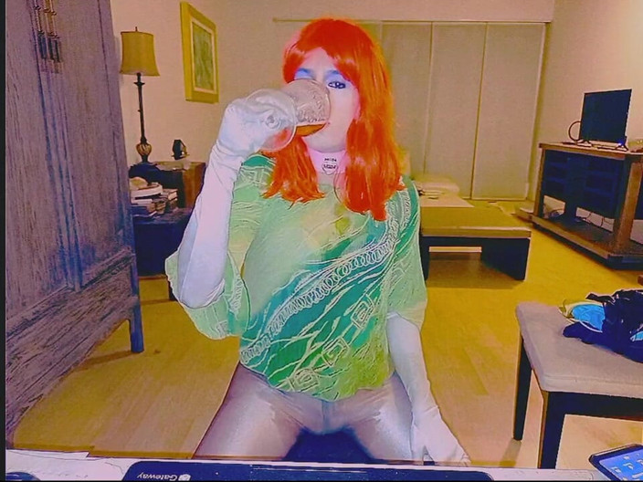 Tammy sissy slave: Tammysissy melancap dan bermain dengan kencingnya