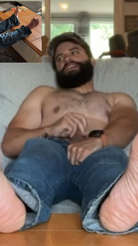 Nohy POV vousatý svalový blok stříká sperma na sebe