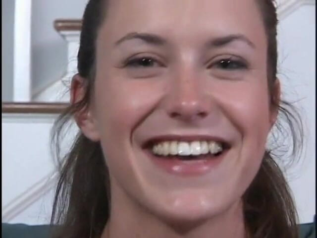 Cumming Soon: लड़का काले बाल वाली हॉट हसीना के बाल खींचता है जबकि वह सोफे पर उसे चोदता है