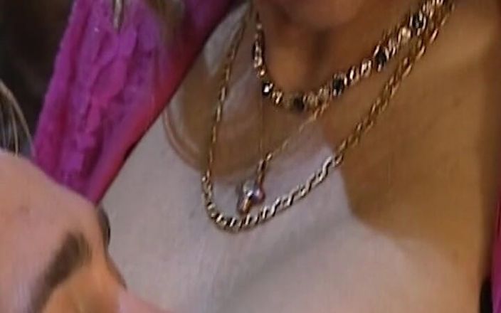 Busty German Sluts: ストッキングを履いた完璧なドイツの女の子が彼女の恋人を喜ばせた
