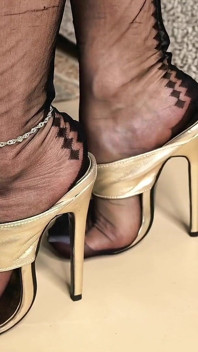 Seamed Nylon Feet & Extreme Heels