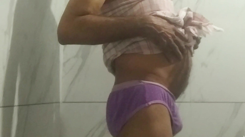 Meplayvid: Lagi asik mainin kontolku di kamar mandi sambil bugil