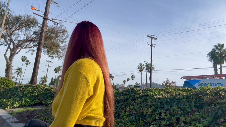 Artemisia Love: Итальянская милфа с длинными волосами Artemisia обожает курит сигарету на улице