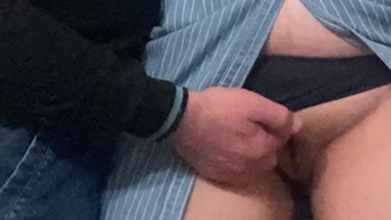 Niki studio: Perverzní starý muž masturbuje kundičku prsty v metru