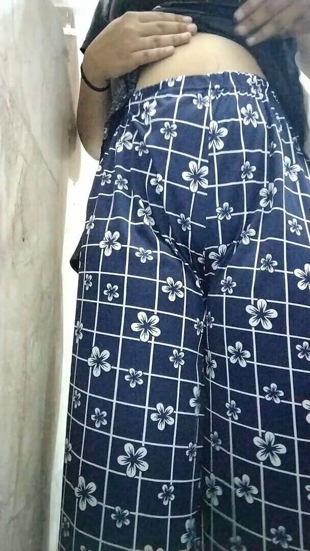 Riyathakur: Het indisk desi -flicka tar ett sexigt bad