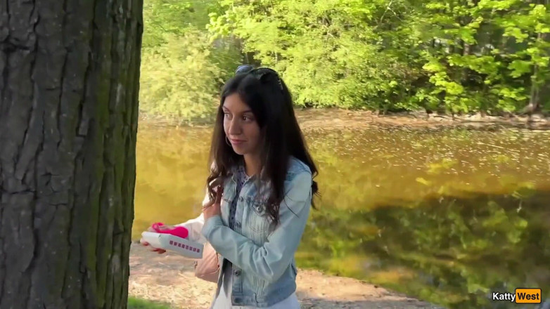 Katty West: Mój przyjaciel kontroluje moje orgazmy w miejscach publicznych za pomocą...