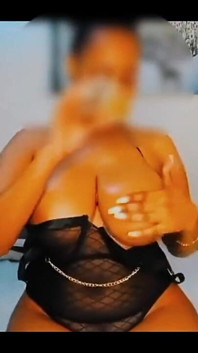Matură sexy cu curul mare este o călăreață și ejaculează