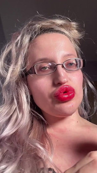 Große lippen, lange zunge, lippenstift, lippenglanz, schmutzige redende cuckjoi