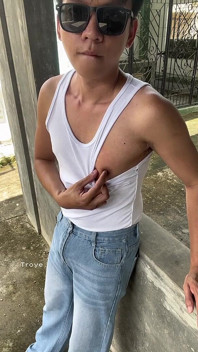 亚洲男孩穿着他的白色上衣和牛仔裤太热辣了