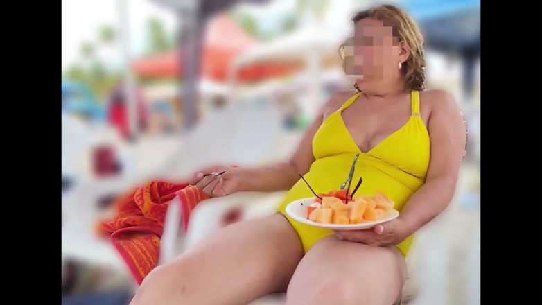 Ardientes69: Krásná macecha se předvádí v bikinách na pláži a začíná...