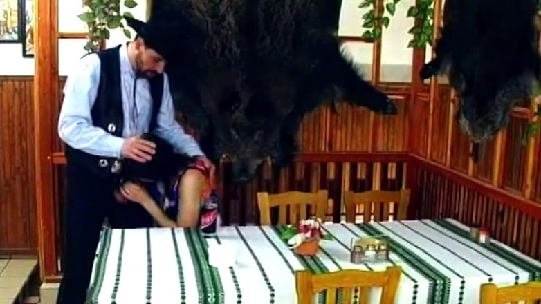 Bitch hunter: Mear en puta madura empapada en la mesa del restaurante