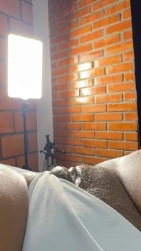S House et il m’a laissée seule ; Je voulais me masturber et quitter le lit absolument trempée de mes fluides, Hehehe