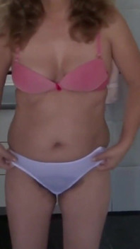 Une Belle-mère Se Déshabille Pour Enfiler De La Lingerie Et Se Masturbe Devant Son Beau-fils