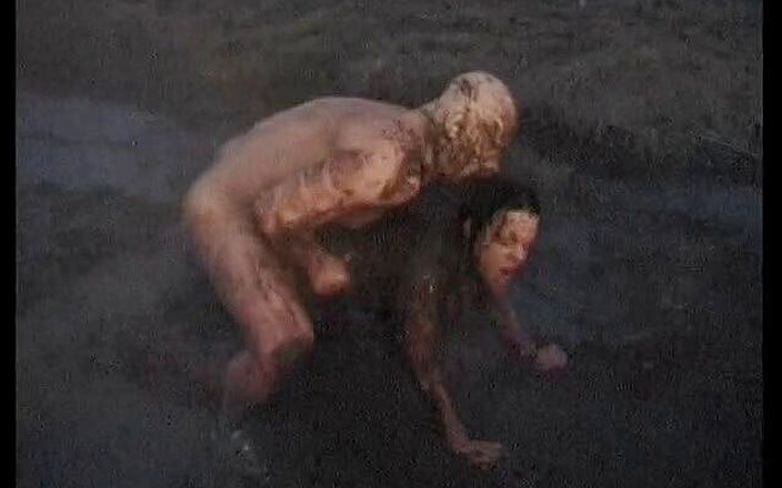 Horny Two really wet MILFs: 微胖女孩在户外的泥地里被干