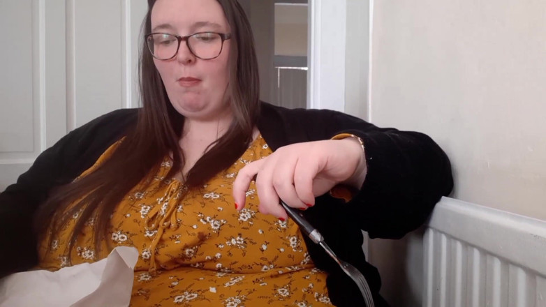 SSBBWLadyBrads: Товстушка товстушка набиває живіт рибою та чіпсами