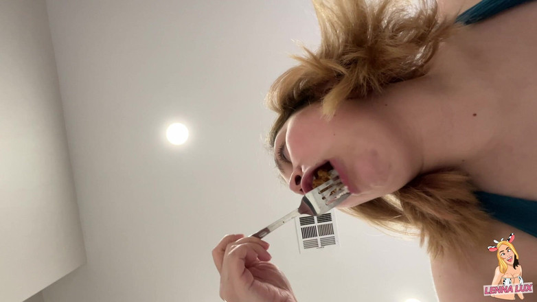 Lenna Lux: 空腹の巨人があなたを食べる