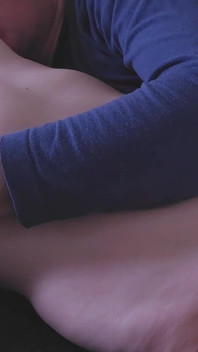 パパはあまり深く入らないでくれ!ポルノを見ながら義理の娘とセックスする