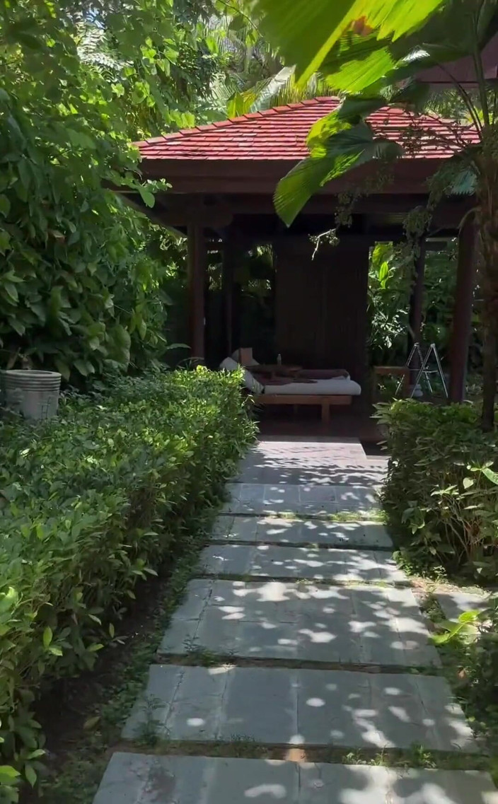 Lulu Wild: Îți place rochia mea exotică de dansatoare din buric? Vedeți...