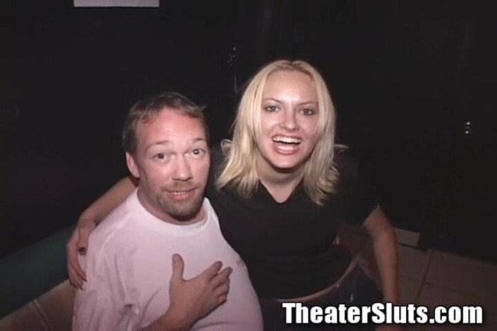 Theater Sluts: Gangbang pancutan muka blonde kongkek muka parti teater lucah comel!