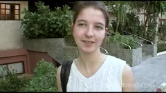 ダークブロンドの十代の女の子恥ずかしがり屋は彼女の滑りを示しています
