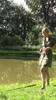 Anglerin Macht Es Sich Fischteich Selber