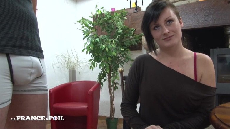 French Gonzo: Casting Si rambut coklat muda bercinta dengan deepthroat dan pancutan...