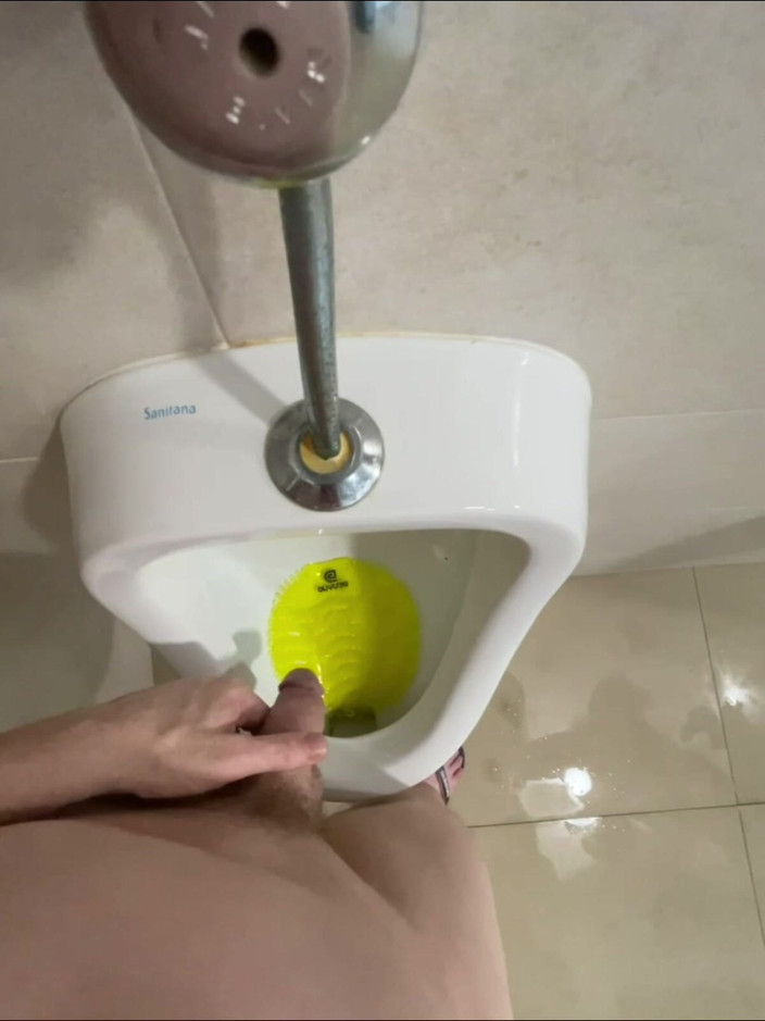 AmateurBoysPissing: Se Atrevió a Orinar Completamente Desnudo En Baños Públicos Urinario