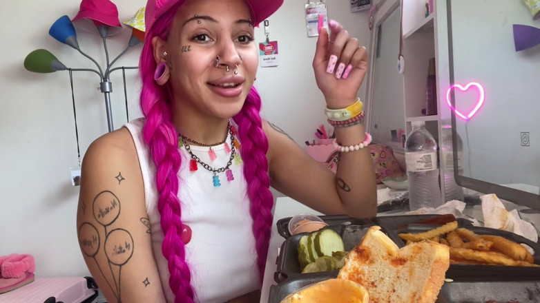 Nali Marie: Mukbang makanan pedas mukbang dan muasin wajah gadis mungil dengan...