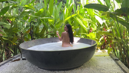 Princess Monica: Ormanda çıplak banyo - kamera arkası