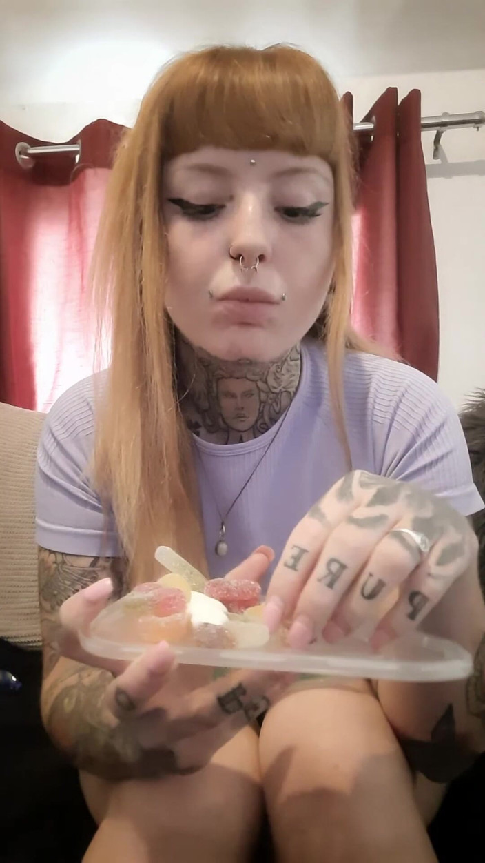 Yourfavecumslut: La dea imbroglia e sputa fuori dolci trattamenti