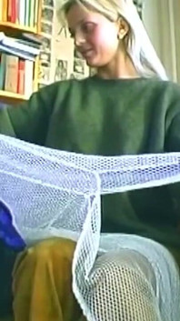Loira dedos ela mesma, em seguida, cavalga vibrador de vidro