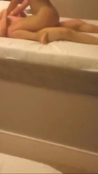Fortsetzung des heißen Sex mit dem Fremden mit dickem Schwanz – der Cuckold kam im Handjob
