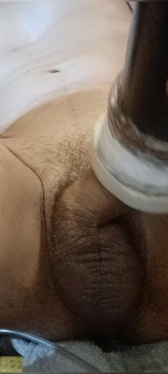 Masturbathor: Si tinge da sola con giocattoli fai da sé.