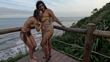 PriscilaBelini: Ben ve arkadaşım plajda canlı bir şekilde öpüşüyoruz