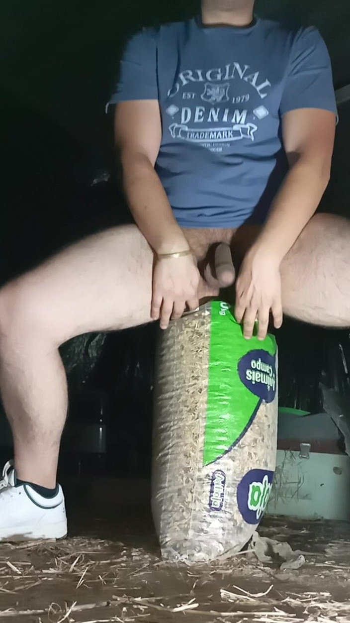 A large Portuguese dick: Handjob im Lager