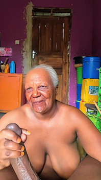 Una bella nonna tettona voleva assaggiare il mio sperma